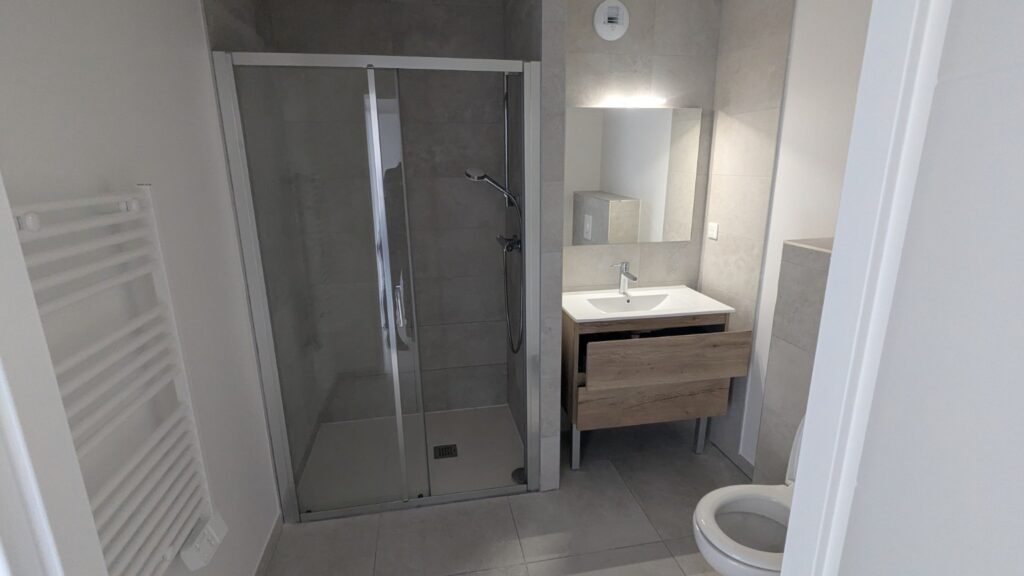 Observation d'une salle de bains lors d'une inspection VEFA