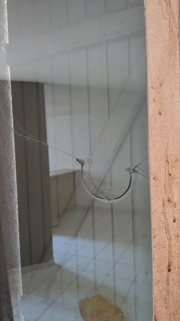 Vitre cassée relevée lors d'une inspection immobilière avant achat